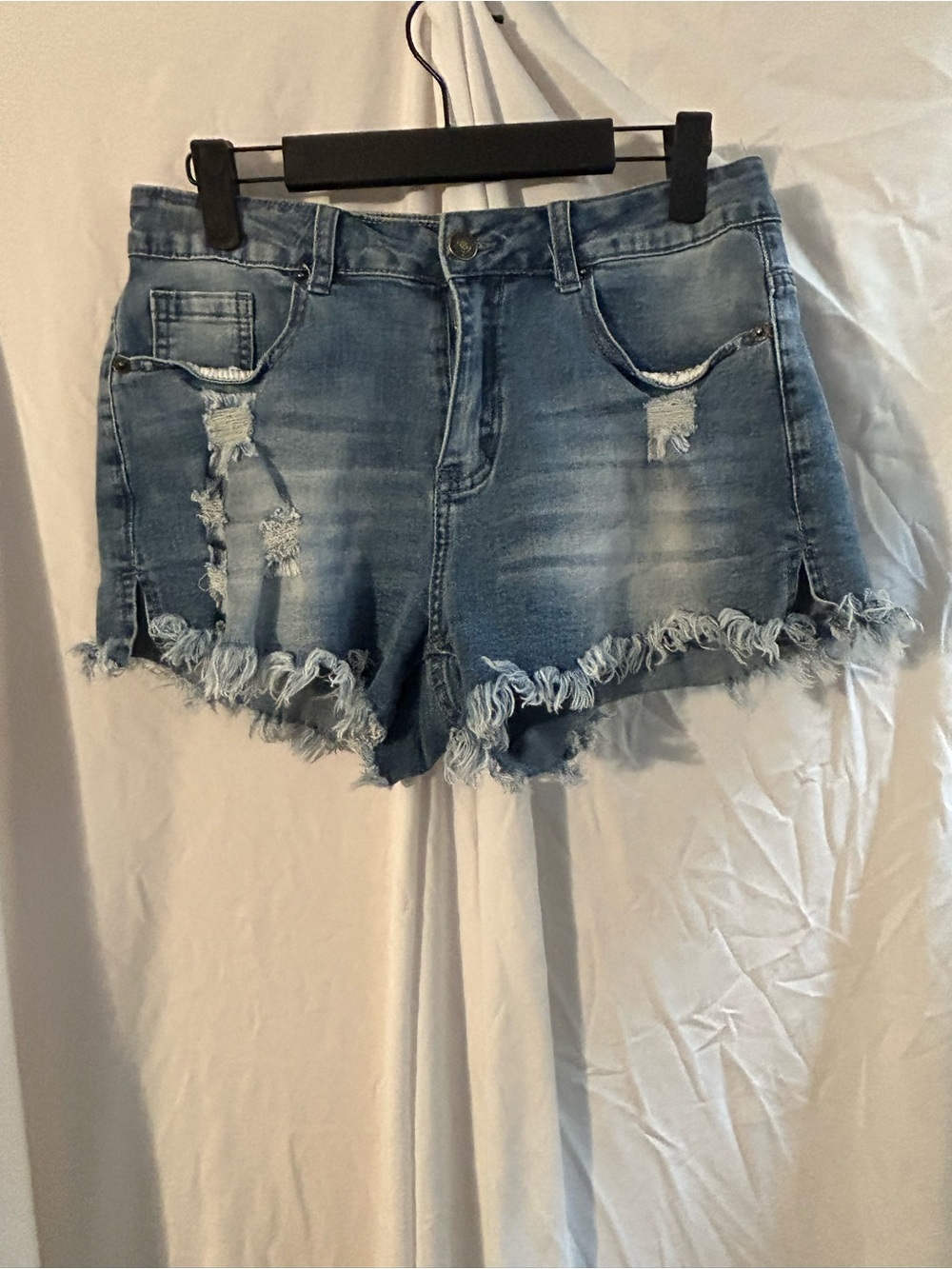 Frayed Hem Distressed Denim Shorts - Light Blue
